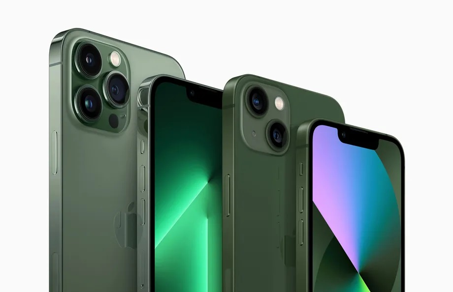 Na zdjęciu iPhone 13 w kolorze alpine green