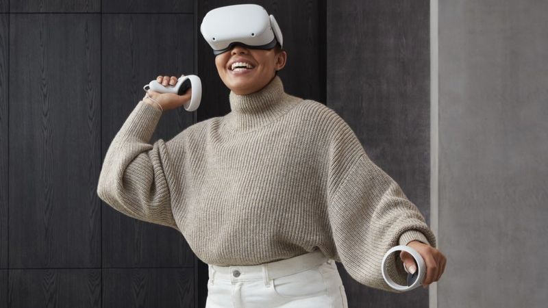 Na zdjęciu kobieta grająca na Oculus Quest 2