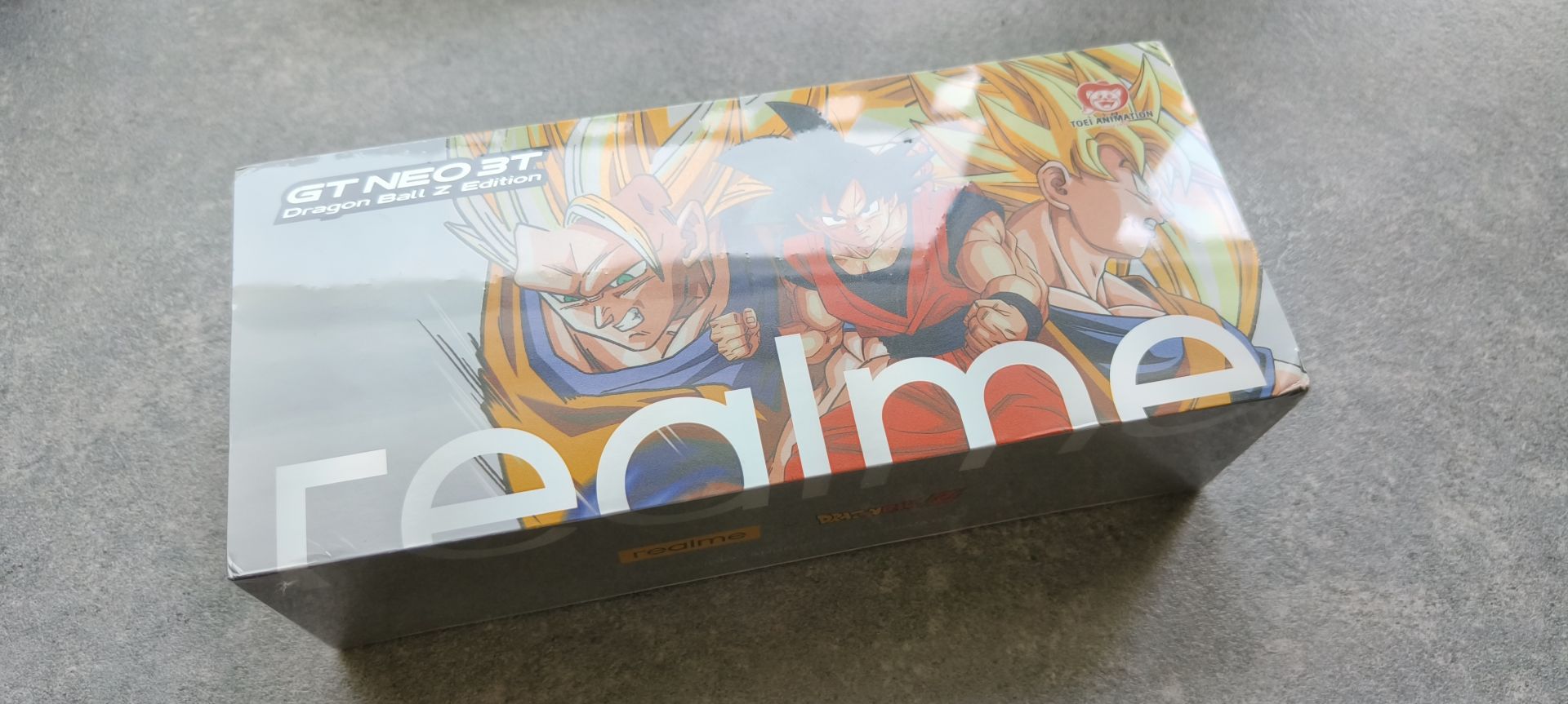 Na zdjęciu pudełko ze smartfona realme GT Neo 3T Dragon Ball Z Edition